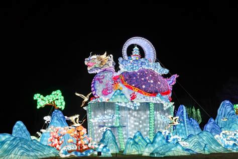 15 Top Holiday Light Displays Around the U.S. 2023 - LA Family Travel