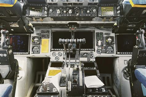 C-17 Cockpit : r/MilitaryPorn