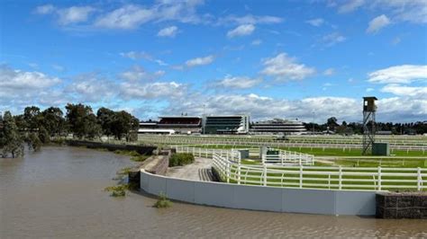 Victoria floods:Flemington racetrack flood wall sparks anger in Maribyrnong