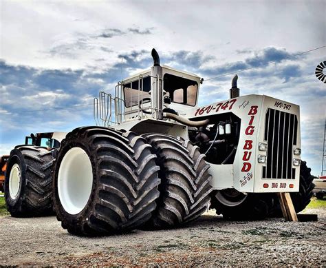 The 747 Big Bud got new shoes! : farming