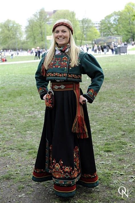 Traditional Norwegian folk costumes | Family photo outfits winter ...