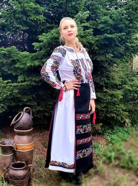 Romanian Traditional Clothing | Traditional outfits, Romanian clothing ...