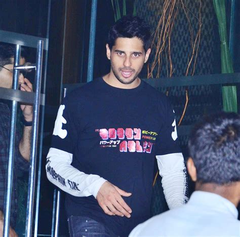 Sidharth Malhotra Celebrates his Birthday with Karan & Friends ...