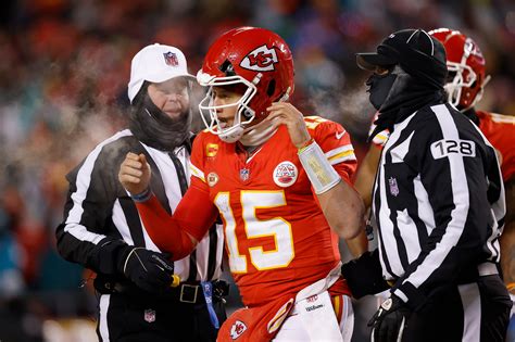 Patrick Mahomes plays with cracked helmet in strange Chiefs scene