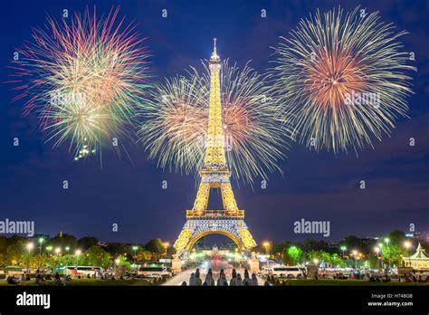 Eiffel tower fireworks hi-res stock photography and images - Alamy