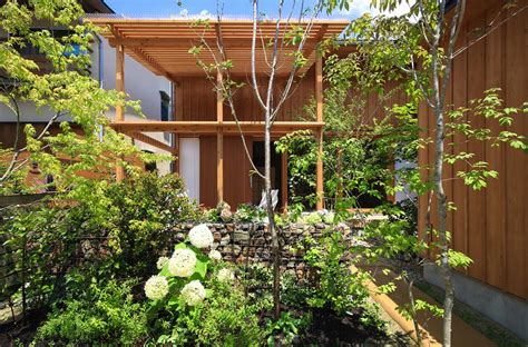 Plan21 completes small wooden house within a large garden in Japan