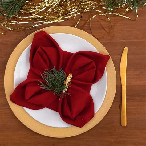 7 Napkin Folding DIYs for the Holidays | Diy noël, Serviettes de table ...