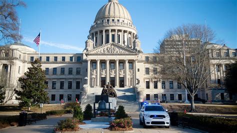 Mississippi state Capitol under guard, but no protesters appear