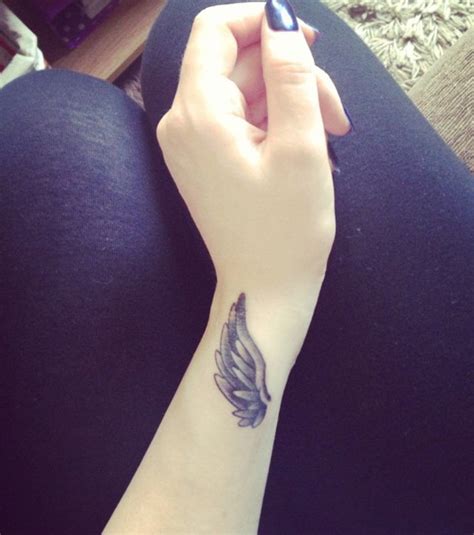 28 Elegant Angel Wings Tattoos On Wrists