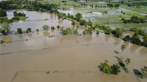 Phimai Dam continues to rise Hurry up to push the water at full power ...