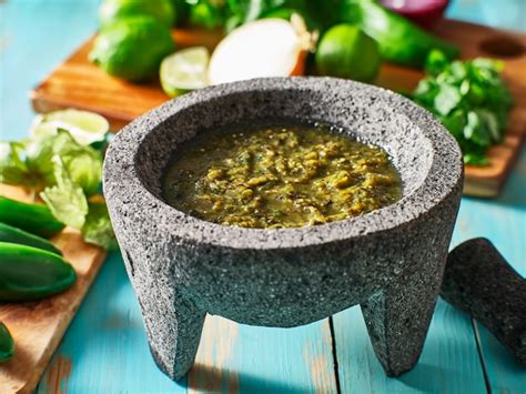 Salsa verde mexicana en molcajete tradicional de piedra | Foto Premium