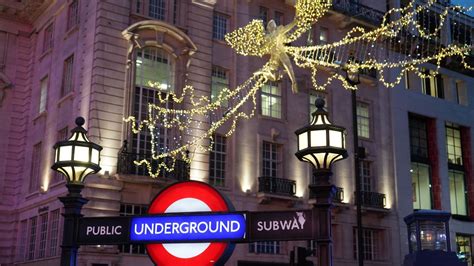 Christmas lights bus tour in London 2024