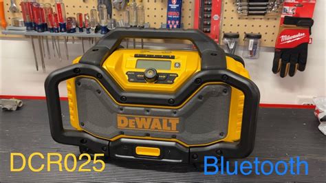 DeWalt Radio Charger with Bluetooth and audio outlets DCR025 - YouTube