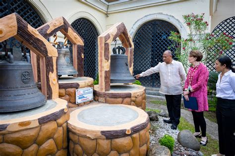 U.S. Ambassador Visits Balangiga Bells - U.S. Embassy in the Philippines