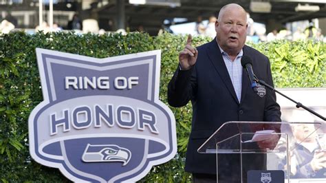 Legendary Seahawks coach Mike Holmgren joins Ring of Honor