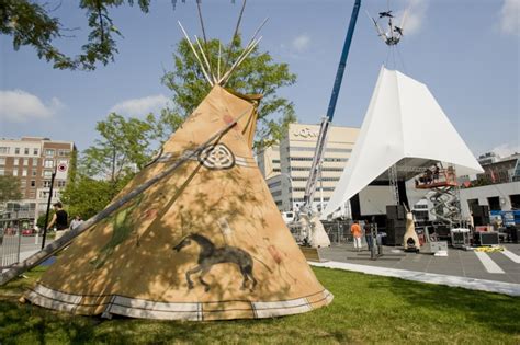 Présence autochtone prend d'assaut la place des Festivals | La Presse