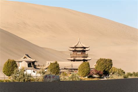 The oasis in the Gobi Desert - the biggest tourist center in the north ...