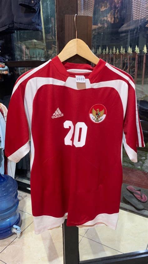 Jersey Timnas Indonesia, Fesyen Pria, Pakaian , Atasan di Carousell