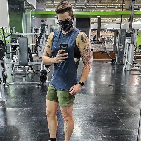 Dirty gym mirror selfies are a mood : r/ButchSelfies