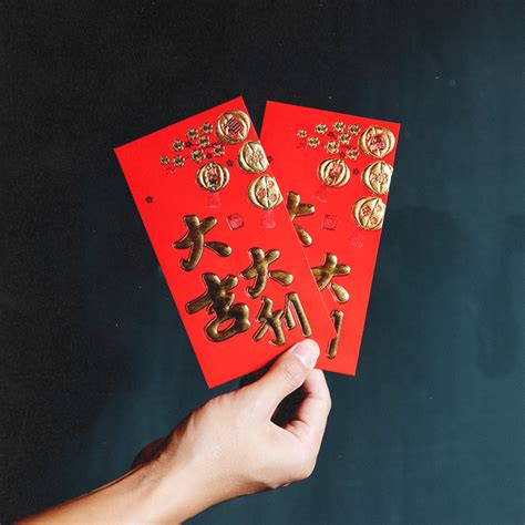 How to Give Chinese New Year Red Envelopes - Lunar New Year