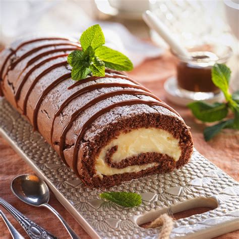 Brazo de gitano de chocolate con crema pastelera y caramelo