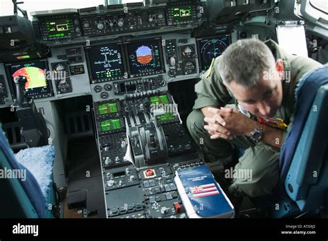 Cockpit of a C 17 Globemaster III Stock Photo: 9320161 - Alamy