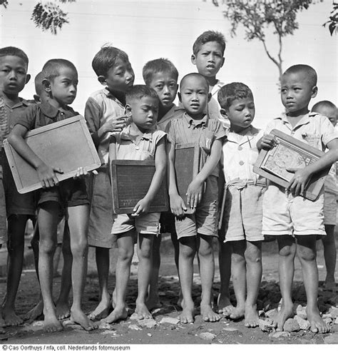 Portret van groep schoolgaande kinderen met schrijflei onder hun arm ...