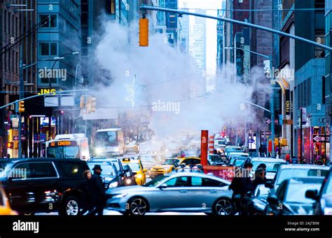 Crowded streets new york hi-res stock photography and images - Alamy