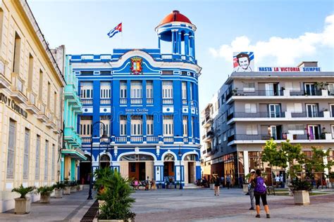 Camaguey, Cuba - 19 Dicembre 2016: Alcuni Turisti E Locali Sopra ...