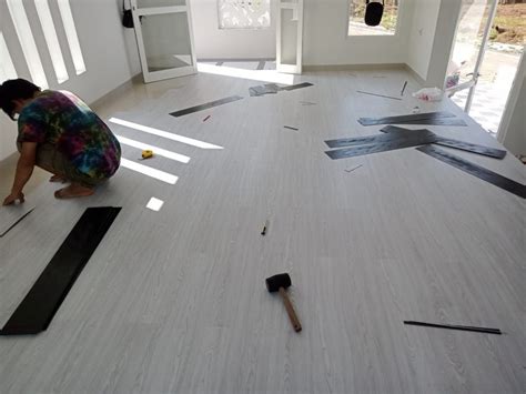 Lantai Vinyl Warna Putih Kayu Modern di Medina Residence | Dewape Design