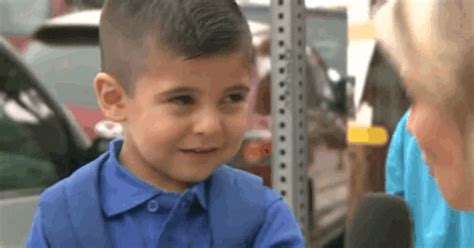 Niño se ríe y luego llora en una entrevista | GIF / Meme