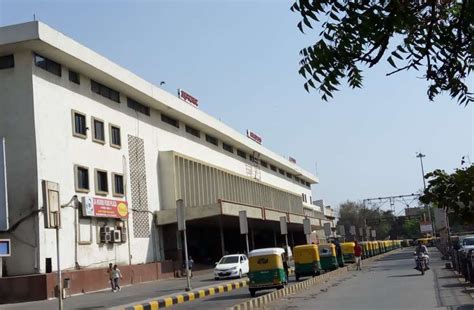 Dismantling Steps, Tobe Build Escalator At Ahmedabad Railway Station ...