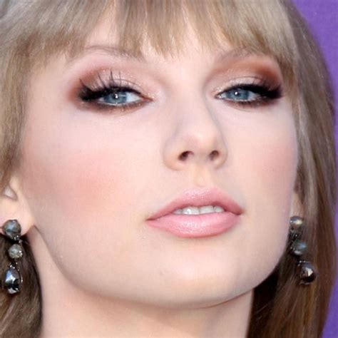 Taylor Swift Makeup: Bronze Eyeshadow, Brown Eyeshadow & Pale Pink ...