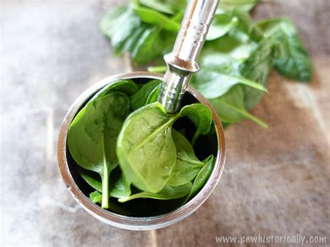 Natural Green Food Coloring - Fresh Spinach Leaves - Sew Historically