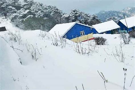 tourists | Unseasonal snowfall in parts of Kashmir brings disruption to ...