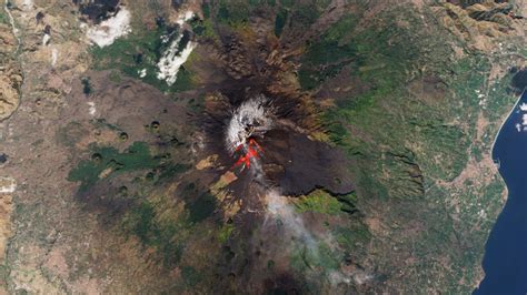 Satellites watch lava flows of Italy’s Mount Etna volcano eruption ...