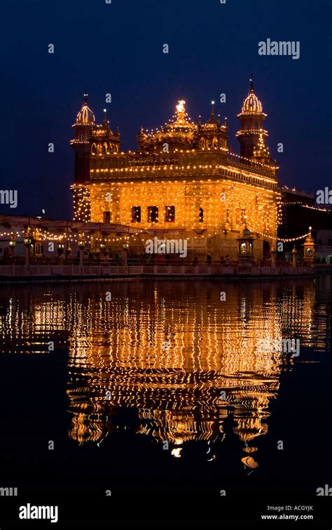 NIGHT VIEW OF GOLDEN TEMPLE AMRITSAR Stock Photo - Alamy