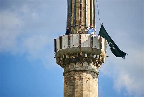 What is a Muezzin? - WorldAtlas