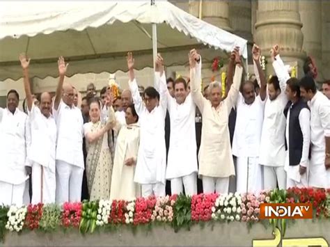 Karnataka swearing-in ceremony: HD Kumaraswamy takes oath as CM ...