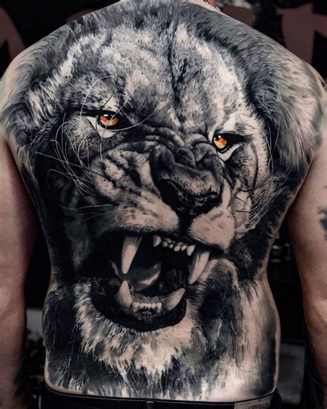 Tatouage de lion rugissant dans le dos | Mens lion tattoo, Hyper ...