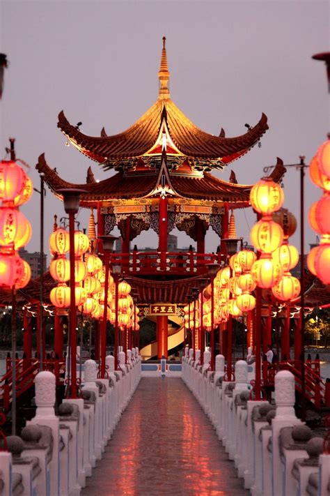 Lotus Lake Pagoda in Kaohsiung. One of my favorite places in Taiwan ...