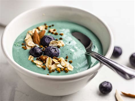 Blue Spirulina Smoothie Bowl Recipe | Foodaciously