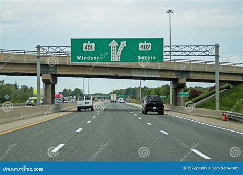 Signe Routier Indiquant La Division Entre Les Routes 401 Et 402 Image ...