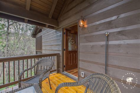 Black Bear Cabin in Gatlinburg w/ 2 BR (Sleeps4)