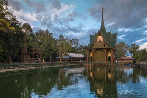 This Thai Temple Was Built Using 1.5 Million Beer Bottles ...