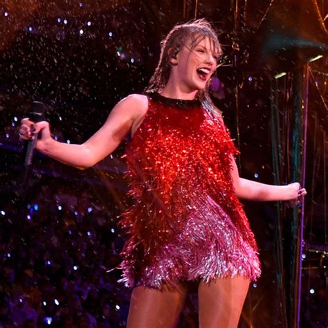 Taylor Swift Performs in Pouring Rain at New Jersey Concert - E! Online ...