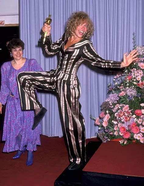 MUSICIAN CARLY SIMON attends the 61st Annual Academy Awards - 1989 Old ...