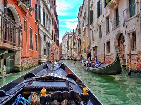 Take a gondola ride in Venezia - WORLD WANDERISTA