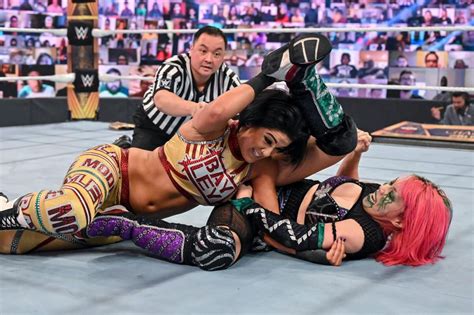 Cageside Community Star Ratings: Bayley vs. Asuka - Cageside Seats