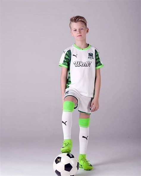 Boy in Puma Soccer Kit | Футбол мальчики, Мальчики, Маленькие мальчики